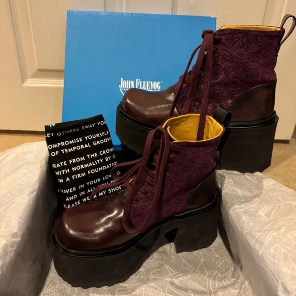 John Fluevog - SKYHIGH F
SMARTY
LACE-UP PLATFORM BOOTS - Picture 1 of 4